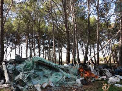 Ma la "magia" di aver trovato finalmente un angolo di natura curato dura poco: guardandoci attorno notiamo come anche qui diversi angoli siano stati trasformati in un autentico immondezzaio